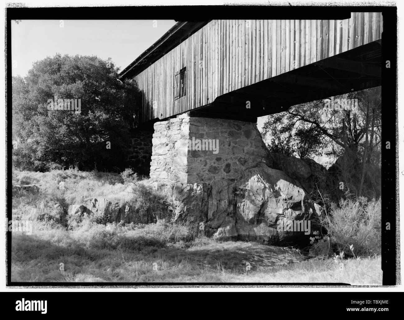 Nel bel mezzo del discorso PIER cavaliere del traghetto, bridge spanning Stanislao River, bypassato la sezione della strada StocktonSonora, cavalieri del traghetto, Stanislao County, CA Foto Stock