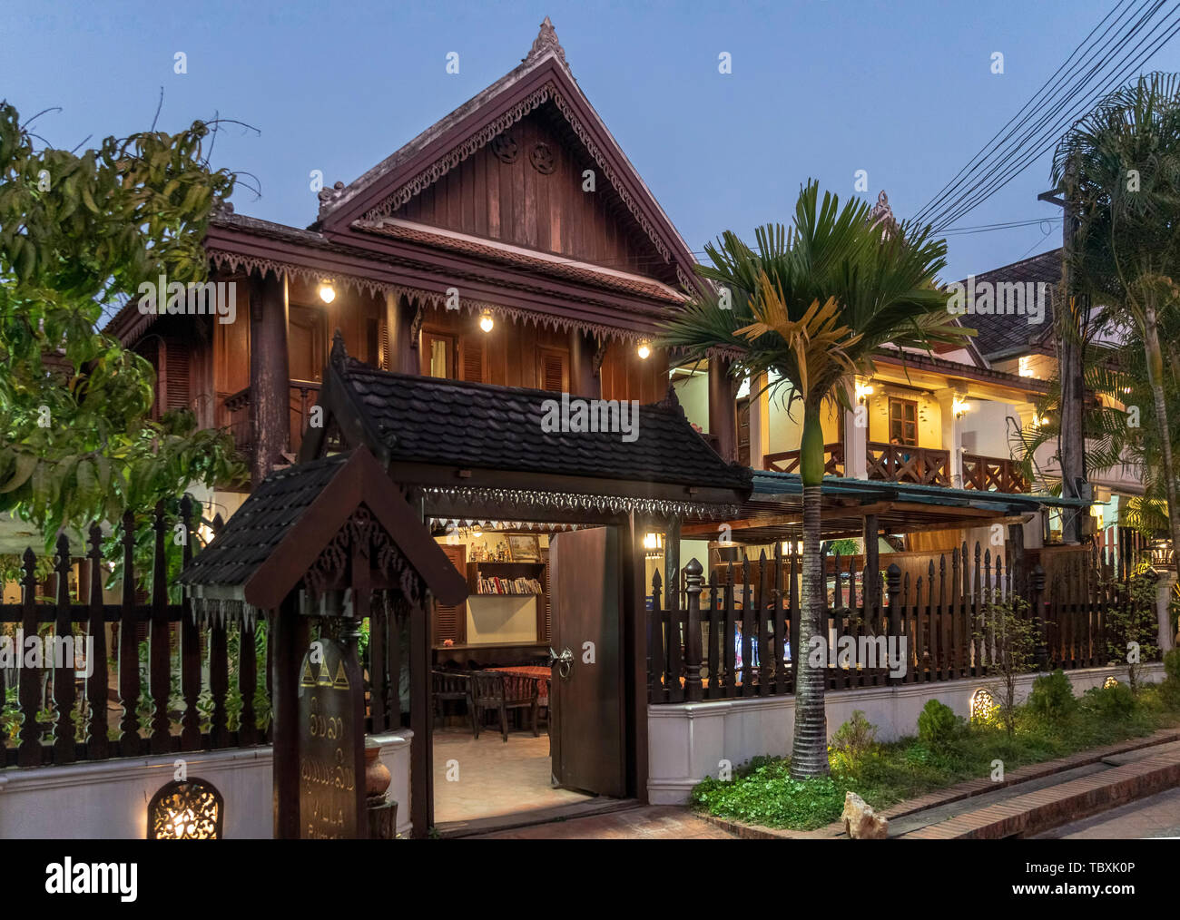 Architettura coloniale in una strada laterale a Luang Prabang, Laos Foto Stock