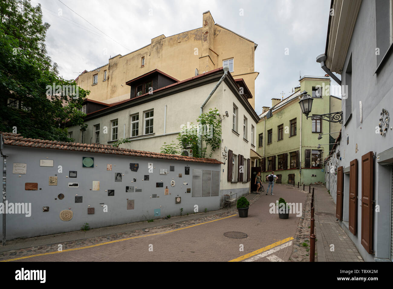 Vilnius, Lituania. Maggio 2019. Una vista di Literaray Street. Dal 2008 un gruppo di artisti ha avuto un idea per ravvivare la strada e di decorarlo con arte Foto Stock