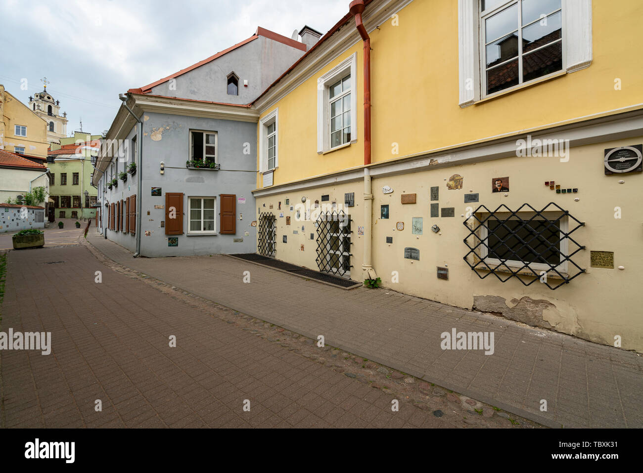 Vilnius, Lituania. Maggio 2019. Una vista di Literaray Street. Dal 2008 un gruppo di artisti ha avuto un idea per ravvivare la strada e di decorarlo con arte Foto Stock