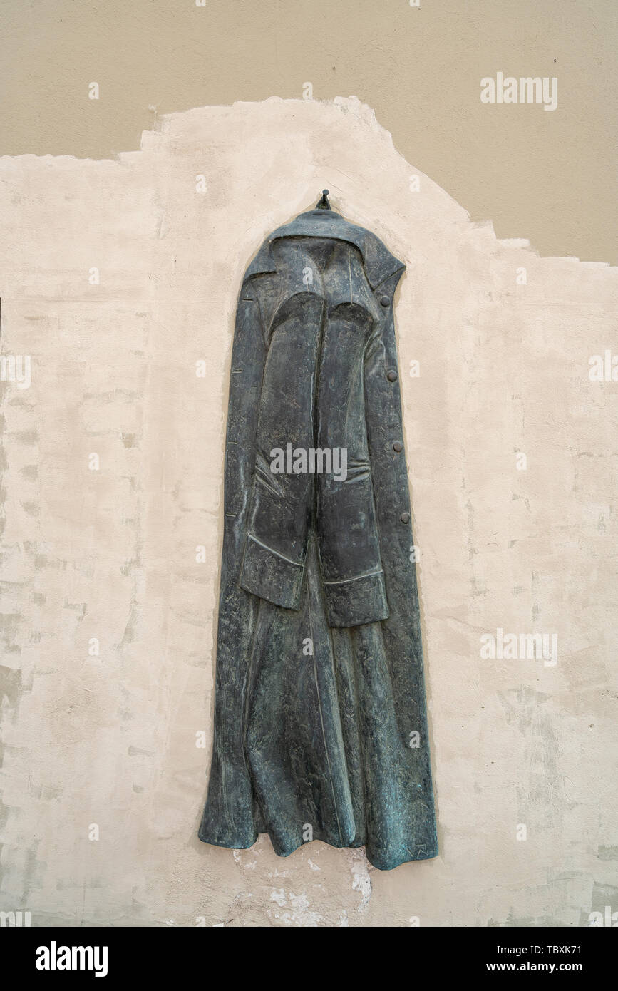 Vilnius, Lituania. Maggio 2019. Vista la scultura in bronzo di Antanas Vivulskis soprabito realizzato dallo scultore Vytautas Navlivaika Foto Stock