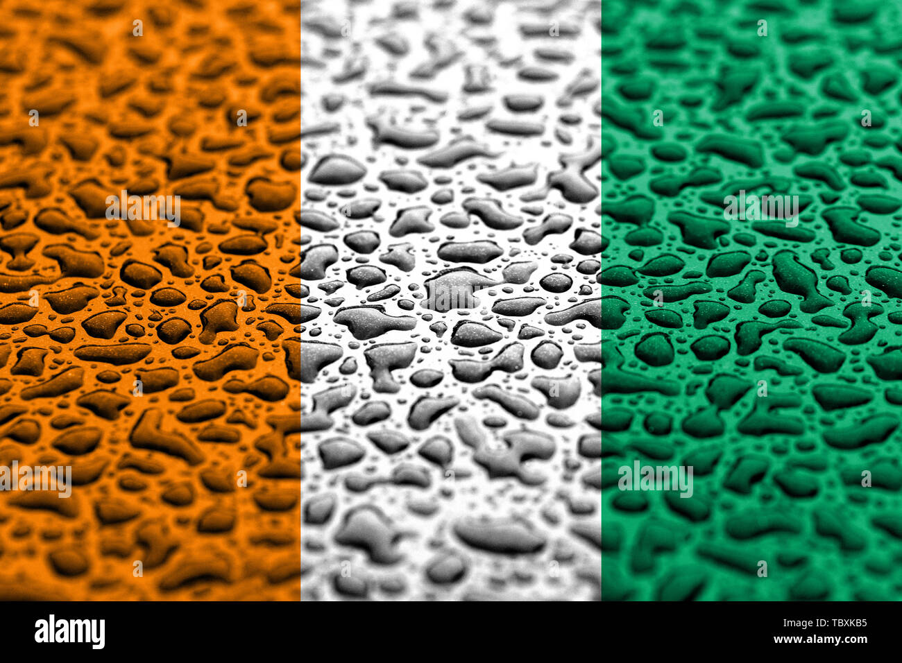 Bandiera Nazionale della Costa d'Avorio fatta di gocce d'acqua. Sullo sfondo il concetto di previsione. Foto Stock