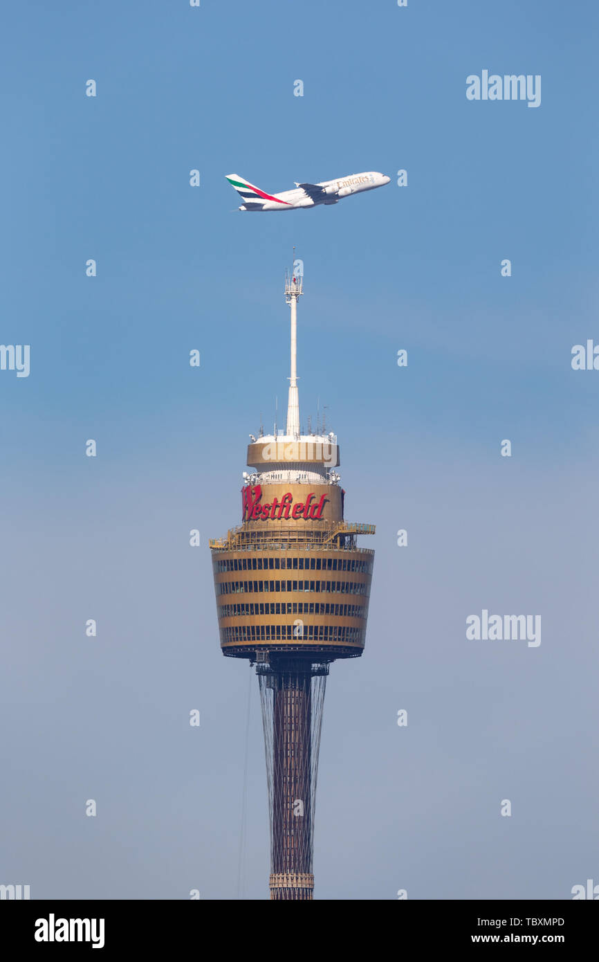 Emirates Airbus A380 al di sopra della Torre di Sydney dopo il decollo dall'Aeroporto Internazionale di Sydney. Foto Stock