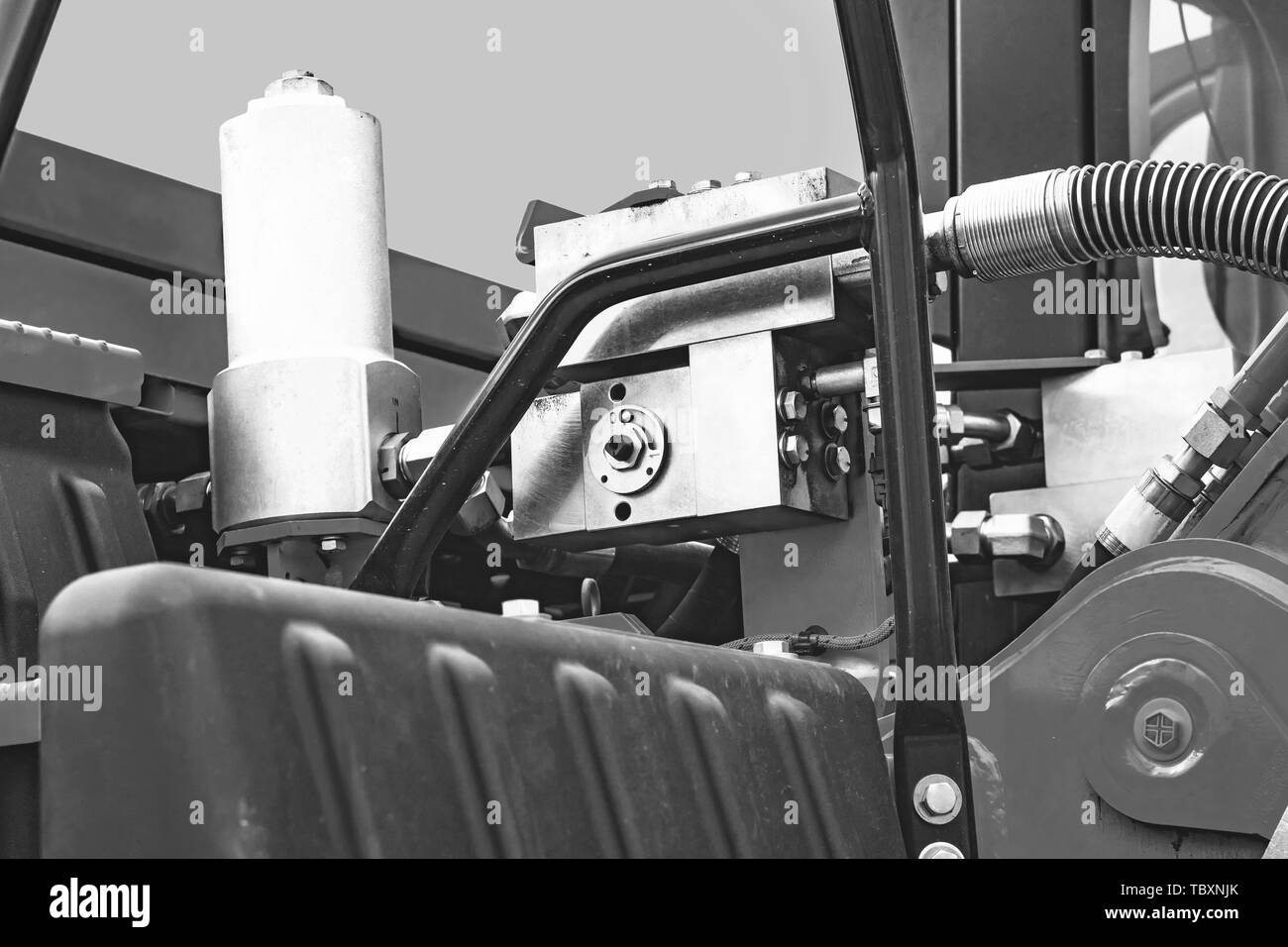 Il gruppo idraulico trattore è giallo. Bulldozer cingolato in fiera Foto Stock