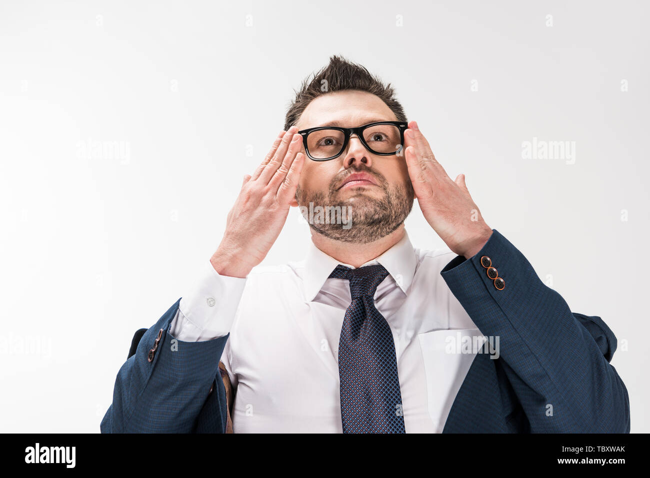 Paffuto uomo in abbigliamento formale mettendo su vetri su bianco Foto Stock