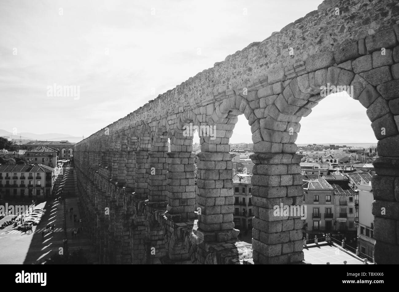 Bellissimo scatto bianco e nero di un acquedotto in Spagna Foto Stock