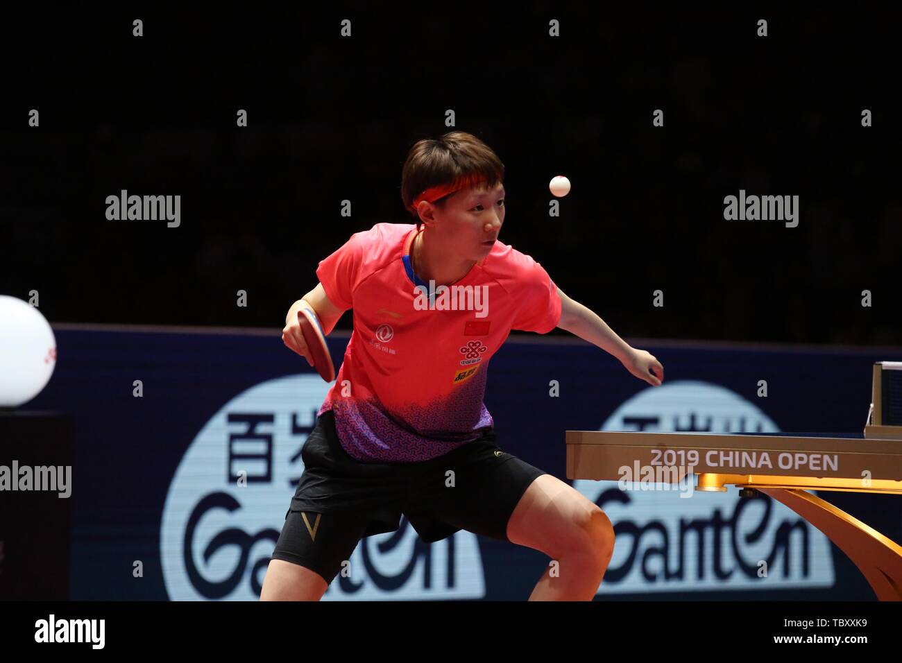 Wang Manyu della Cina restituisce un colpo a Chen Meng della Cina nella partita finale di donne singoli durante il Seamaster 2019 ITTF World Tour Platinum Cina aperta nella città di Shenzhen, Cina del sud della provincia di Guangdong, 2 giugno 2019. No. 2 Le sementi Chen Meng spodestato il campione in carica Wang Manyu 4-1 (11-3, 8-11, 11-9, 11-9, 11-7) per prendere il singolare femminile titolo alla Cina ITTF è aperto anche la domenica. Foto Stock