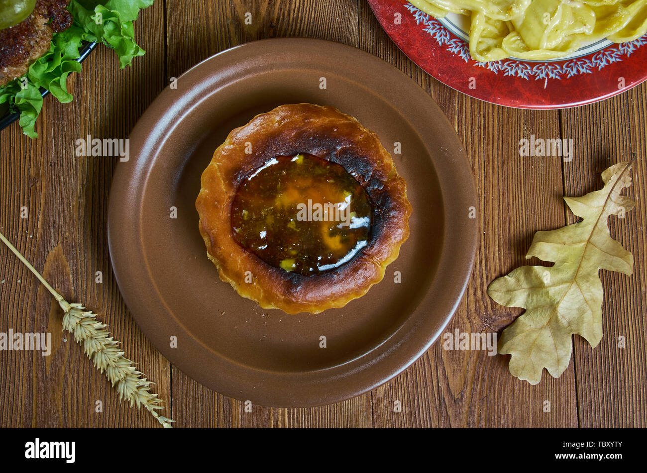 Kiachl, tedesco tradizionale impasto fritto pasticceria austriaca cucina nazionale e tradizionali piatti assortiti, vista dall'alto. Foto Stock