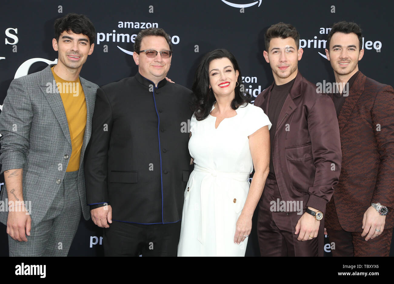3 giugno 2019 - Los Angeles, CA, Stati Uniti - 3 giugno 2019 - Los Angeles, California - Joe Jonas, Paul Kevin Jonas, Sr., Denise Miller-Jonas, Nick Jonas, Kevin Jonas. Premiere di perfezione del Amazon Video ''a caccia di felicità" tenutosi presso il Regency Bruin Theatre. Photo credit: Faye Sadou/AdMedia (credito Immagine: © Faye Sadou/AdMedia via ZUMA filo) Foto Stock