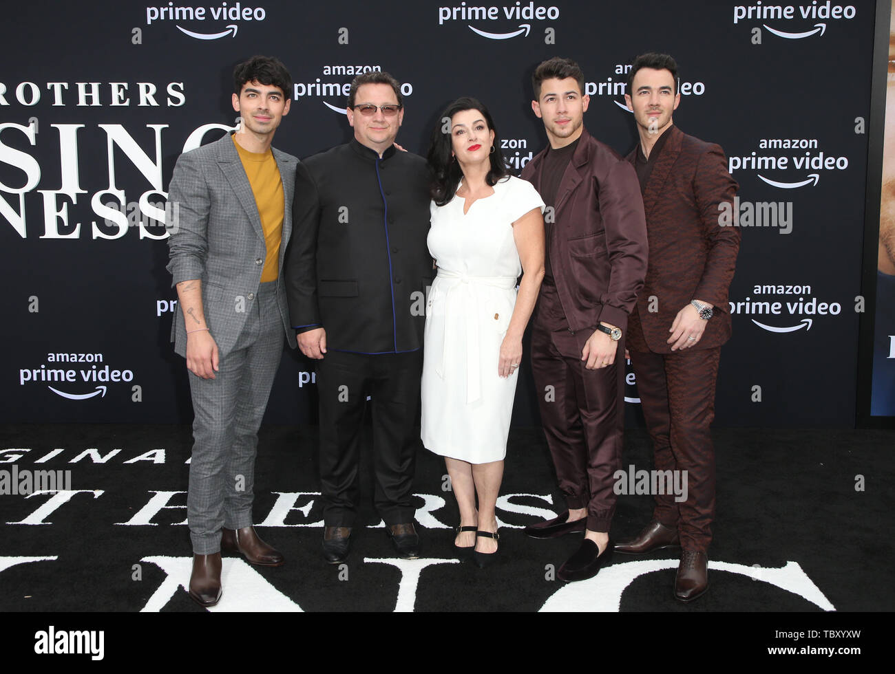 3 giugno 2019 - Los Angeles, CA, Stati Uniti - 3 giugno 2019 - Los Angeles, California - Joe Jonas, Paul Kevin Jonas, Sr., Denise Miller-Jonas, Nick Jonas, Kevin Jonas. Premiere di perfezione del Amazon Video ''a caccia di felicità" tenutosi presso il Regency Bruin Theatre. Photo credit: Faye Sadou/AdMedia (credito Immagine: © Faye Sadou/AdMedia via ZUMA filo) Foto Stock