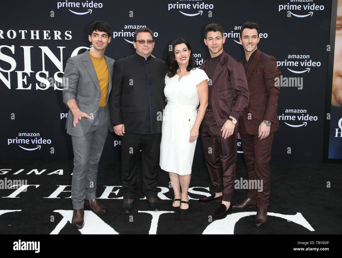 3 giugno 2019 - Los Angeles, CA, Stati Uniti - 3 giugno 2019 - Los Angeles, California - Joe Jonas, Paul Kevin Jonas, Sr., Denise Miller-Jonas, Nick Jonas, Kevin Jonas. Premiere di perfezione del Amazon Video ''a caccia di felicità" tenutosi presso il Regency Bruin Theatre. Photo credit: Faye Sadou/AdMedia (credito Immagine: © Faye Sadou/AdMedia via ZUMA filo) Foto Stock