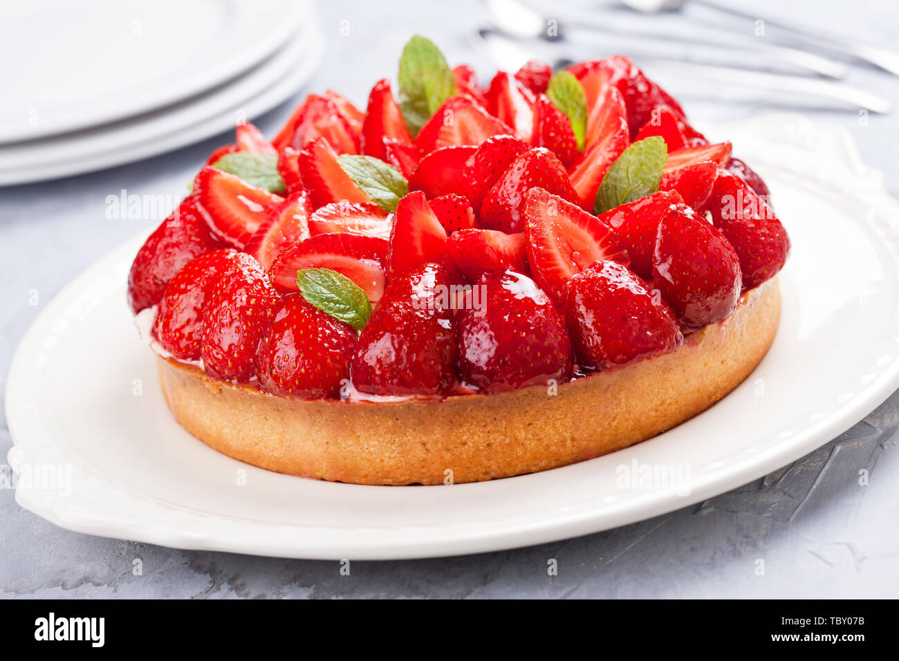 In prossimità di una torta fatta in casa con fragole organico Foto Stock