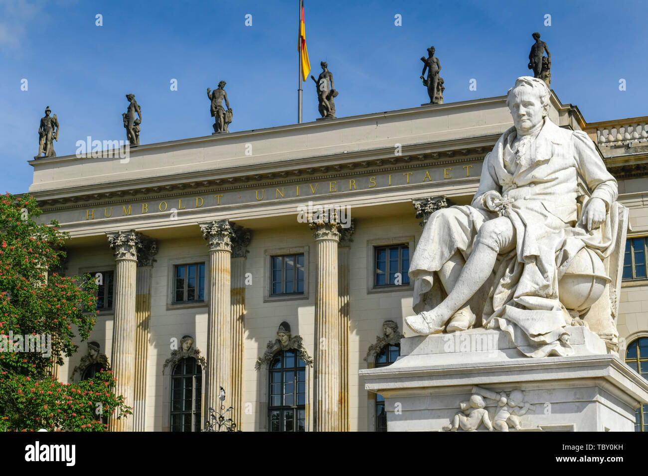 Statua, Alexander von Humboldt, Edificio principale della Humboldt University, sotto i tigli, medio, Berlino, Germania, Hauptgebäude, Humboldtuniversität Foto Stock