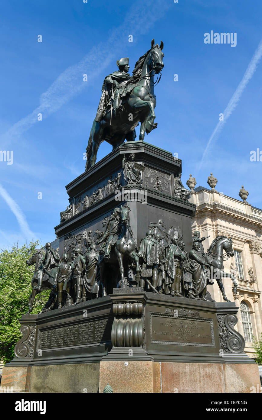 Il pilota della monumento Friedrich il tallness, sotto i tigli, medio, Berlino, Germania, Reiterdenkmal Friedrich Der Große, Unter den Linden, Mitte, De Foto Stock