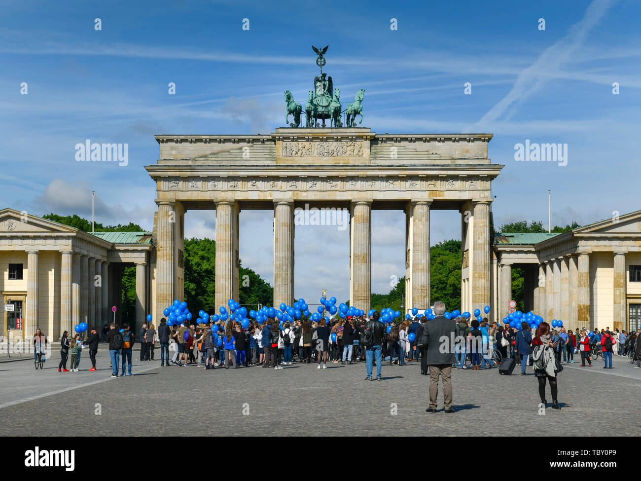 La Porta di Brandeburgo, Paris Place, medio, Berlino, Germania, Brandenburger Tor, Pariser Platz, Mitte, Deutschland Foto Stock