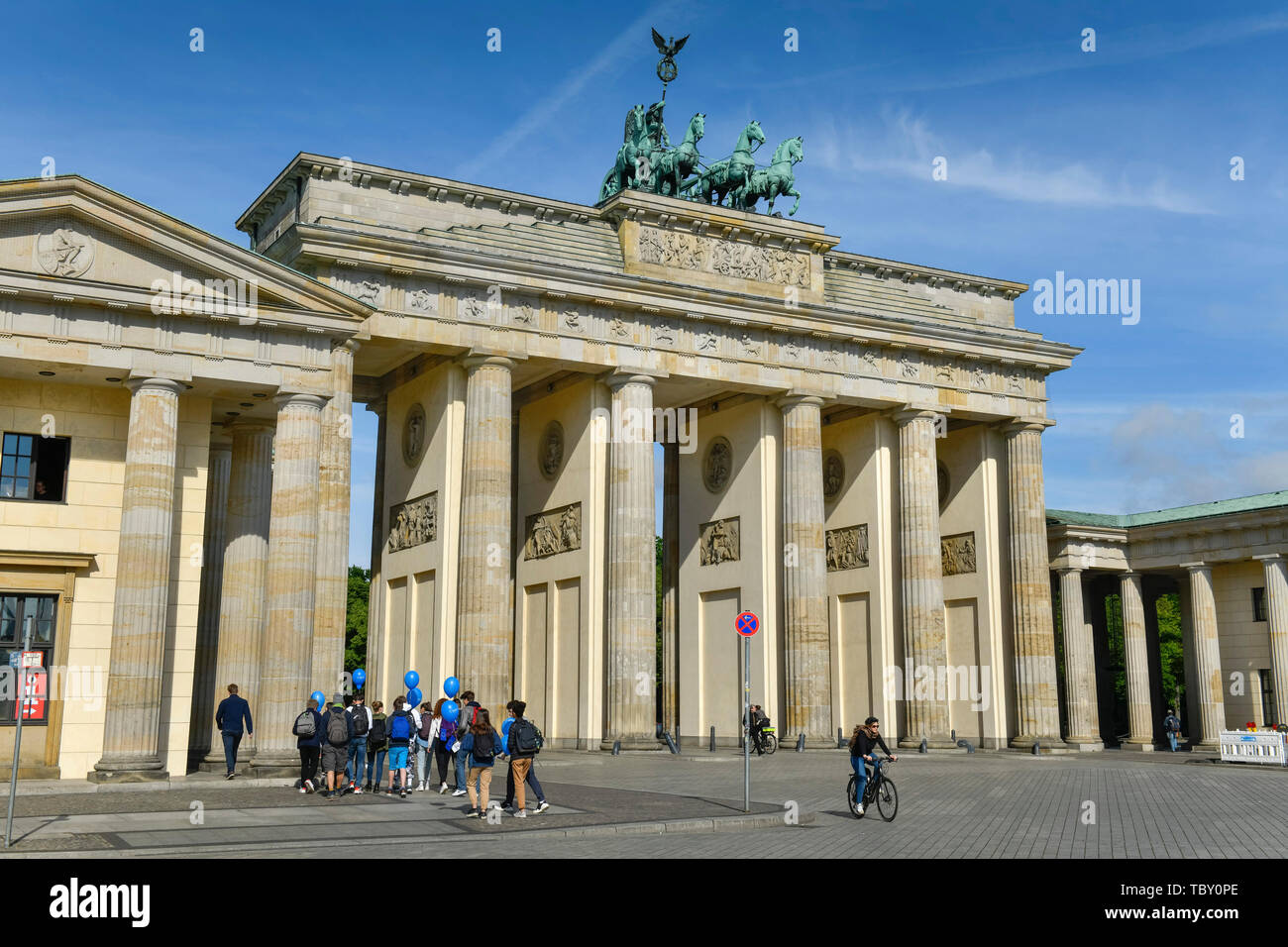 La Porta di Brandeburgo, Paris Place, medio, Berlino, Germania, Brandenburger Tor, Pariser Platz, Mitte, Deutschland Foto Stock