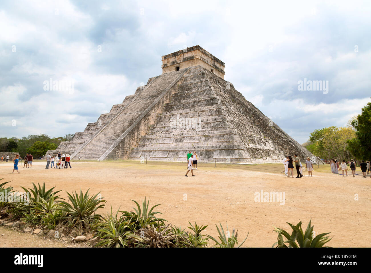 Chichen Itza Messico - persone presso il Tempio di Kukulcan, antico tempio Maya nell'UNESCO rovine maya, Chichen Itza, Yucatan, Messico, America Latina Foto Stock