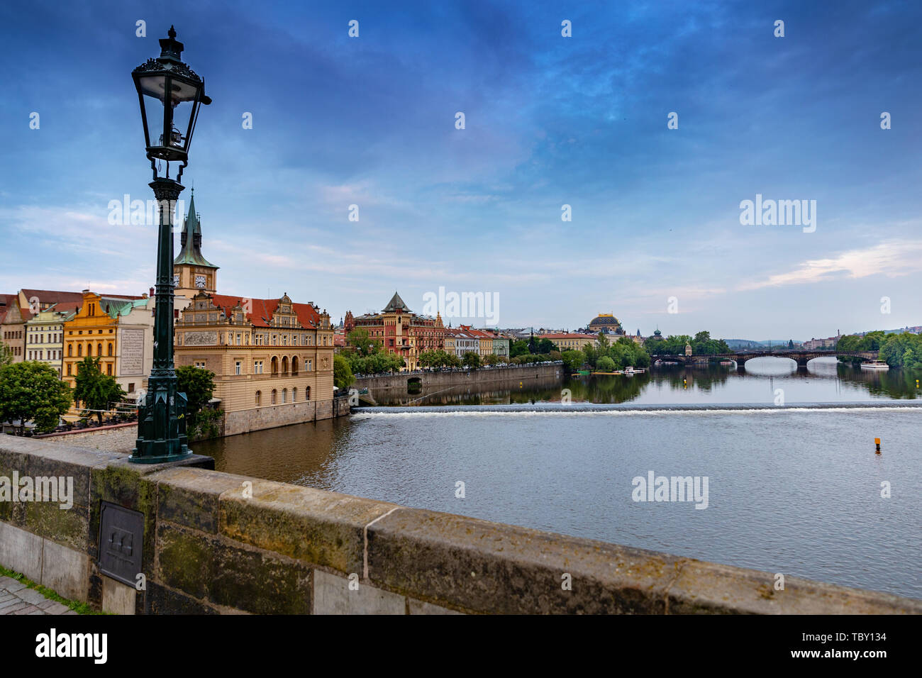 Vista di Praga la città vecchia e il fiume Moldava dal Charles Bridge Foto Stock
