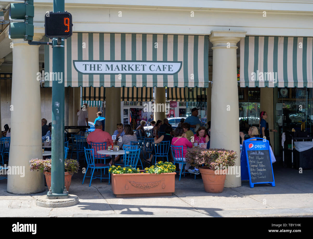 New Orleans, LA, Stati Uniti d'America -- Maggio 23, 2019. Outdoor diners godere nel tardo pomeriggio spuntini in un caffè in compagnia del Quartiere Francese di New Orleans in una calda giornata estiva. Foto Stock