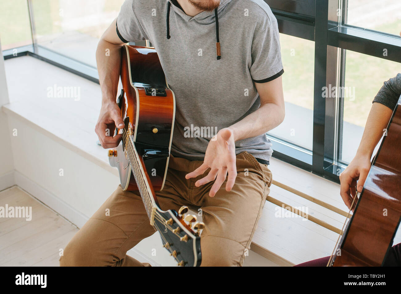 Imparare a suonare la chitarra. Attività extrascolastiche o tutoraggio o hobby o attività creative. Foto Stock