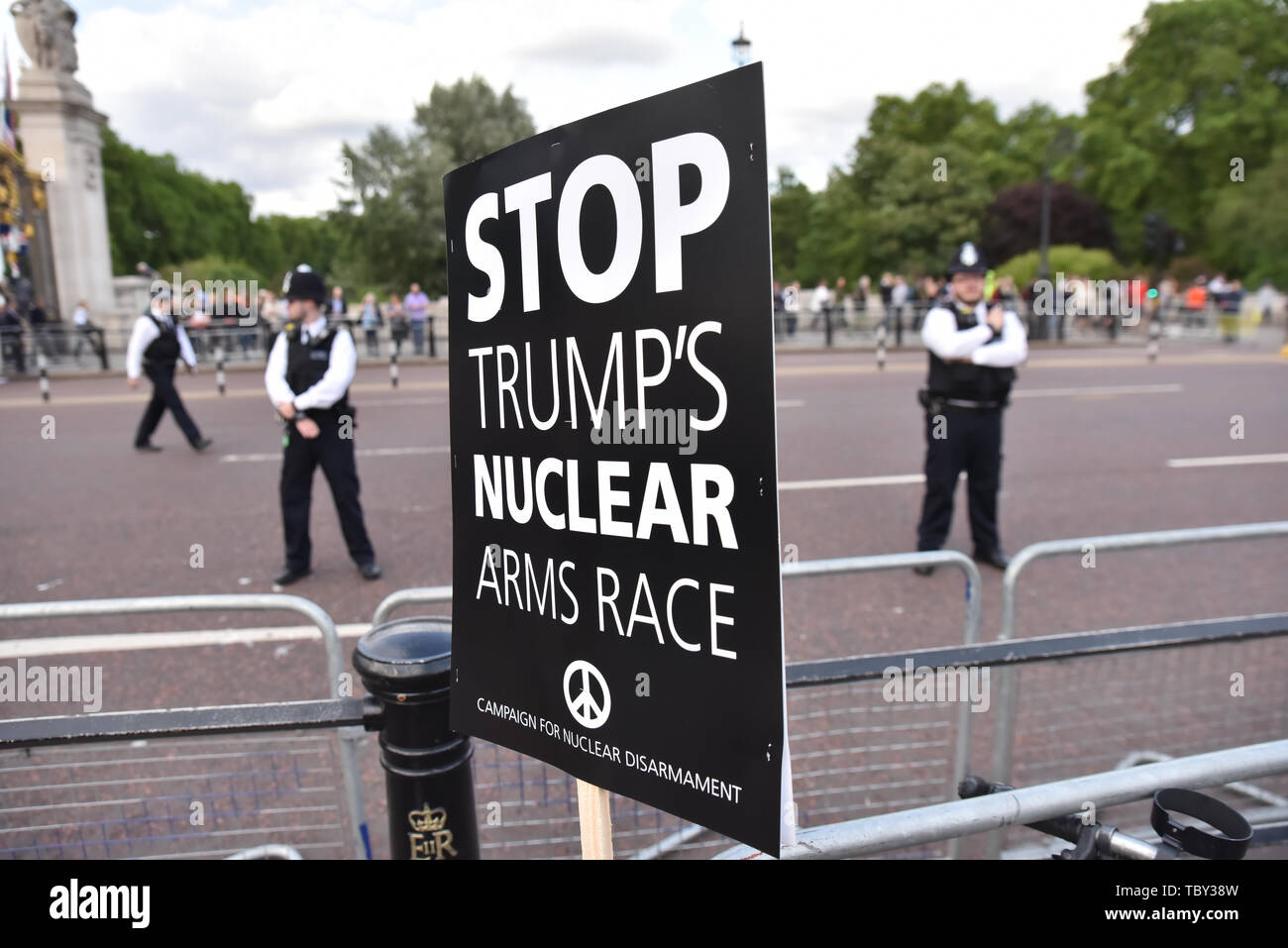 Buckingham Palace, London, Regno Unito. Il 3 giugno 2019. I manifestanti contro la visita di stato da noi. Presidente Donald Trump fare rumori fuori Buckingham Palace durante il banchetto serale. Credito: Matteo Chattle/Alamy Live News Foto Stock
