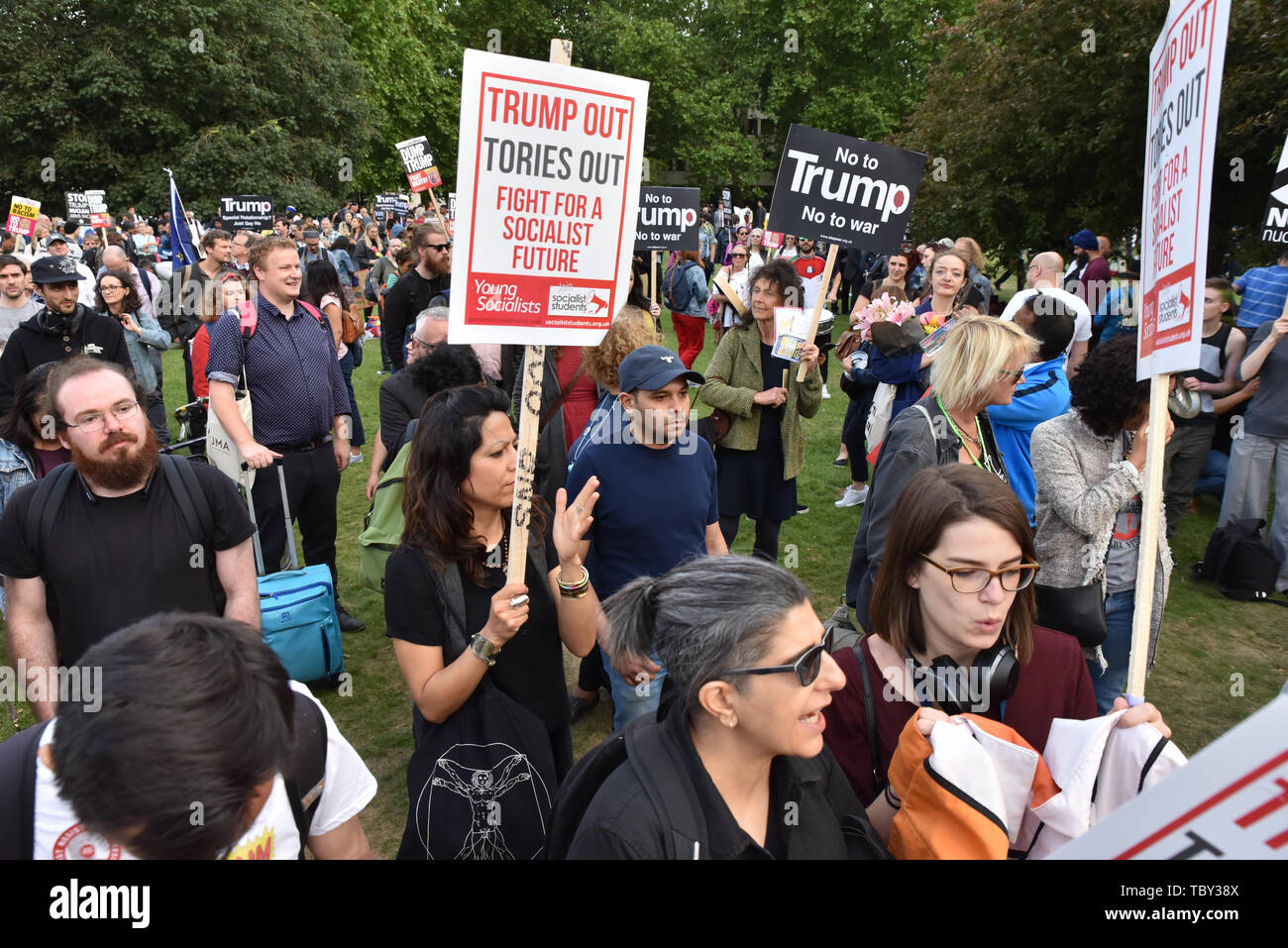 Buckingham Palace, London, Regno Unito. Il 3 giugno 2019. I manifestanti contro la visita di stato da noi. Presidente Donald Trump fare rumori fuori Buckingham Palace durante il banchetto serale. Credito: Matteo Chattle/Alamy Live News Foto Stock