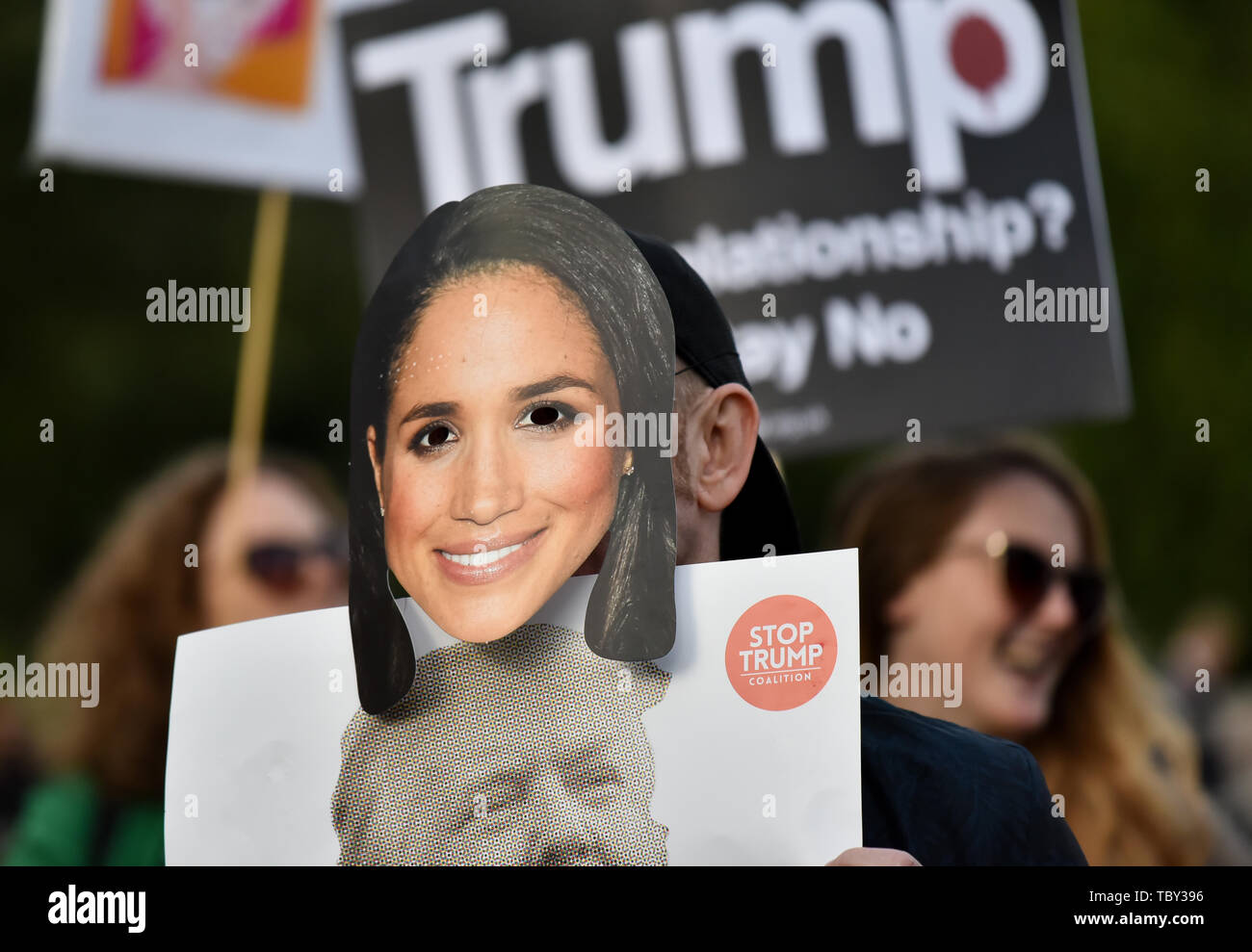 Buckingham Palace, London, Regno Unito. Il 3 giugno 2019. I manifestanti contro la visita di stato da noi. Presidente Donald Trump fare rumori fuori Buckingham Palace durante il banchetto serale. Credito: Matteo Chattle/Alamy Live News Foto Stock