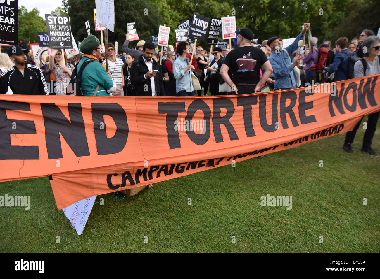 Buckingham Palace, London, Regno Unito. Il 3 giugno 2019. I manifestanti contro la visita di stato da noi. Presidente Donald Trump fare rumori fuori Buckingham Palace durante il banchetto serale. Credito: Matteo Chattle/Alamy Live News Foto Stock