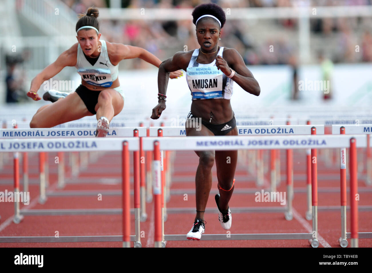 Praga, Repubblica Ceca. Il 3 giugno, 2019. TOBI AMUSAN (R) e Greta KEREKES (L) compete durante le Donne 100m Ostacoli al Josef Odlozil Memorial atletica riunione Classic Premium EA a Praga nella Repubblica Ceca. Credito: Slavek Ruta/ZUMA filo/Alamy Live News Foto Stock