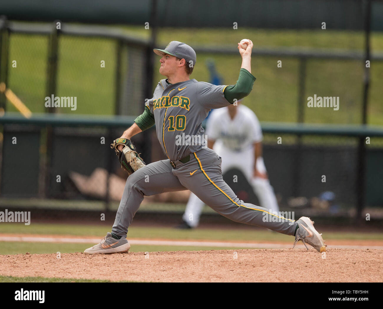 Los Angeles, CA, Stati Uniti d'America. 02Giugno, 2019. Baylor bricco (10) Ryan Leckich piazzole durante un regionale NCAA gioco di eliminazione tra il Baylor Orsi e la UCLA Bruins a Jackie Robinson Stadium di Los Angeles, California. UCLA beat Baylor 11-6. (Obbligatorio Credito: Juan Lainez/MarinMedia.org/Cal Sport Media) Credito: csm/Alamy Live News Foto Stock