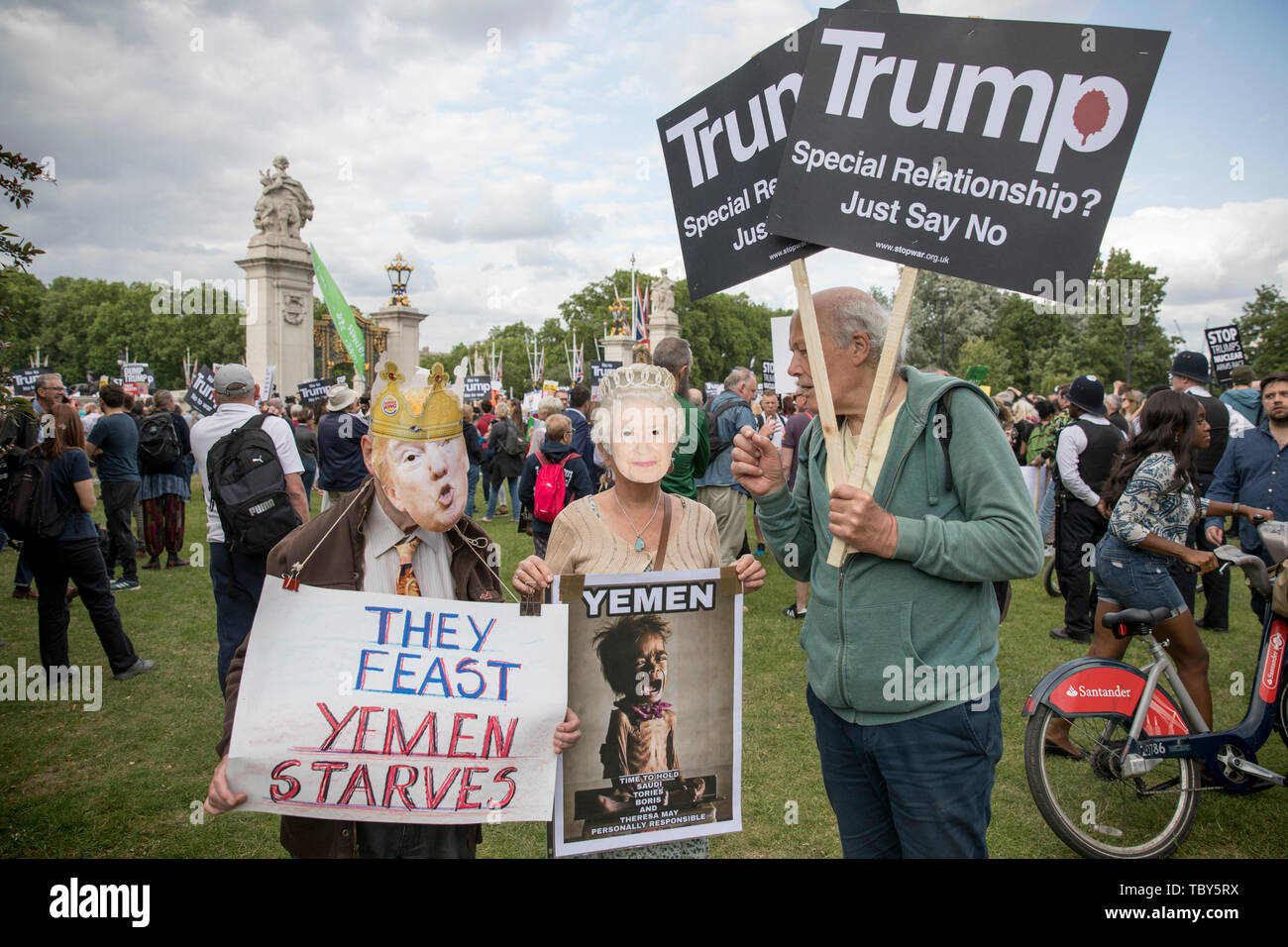 Londra, Regno Unito. 03 Giugno, 2019. I dimostranti tenere cartelloni durante una manifestazione di protesta contro la Donald Trump in visita al Regno Unito. Credito: SOPA Immagini limitata/Alamy Live News Foto Stock
