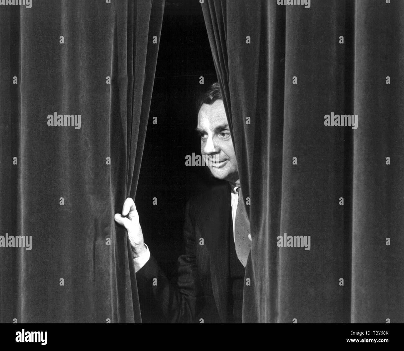 Archiviato - 13 maggio 1982, Francoforte:principale: Il sipario si apre per Harald Juhnke. La sua carriera è durato 50 anni. Egli era un attore, animatore e tragica ubriacone, un muso di Berlino con uno smoking. Su 10.06.2019 Harald Juhnke sarebbero diventati 90 anni. (A dpa " un tragico star - Harald Juhnke avrebbe girato 90') Foto: Istvan Bajzat/dpa Foto Stock