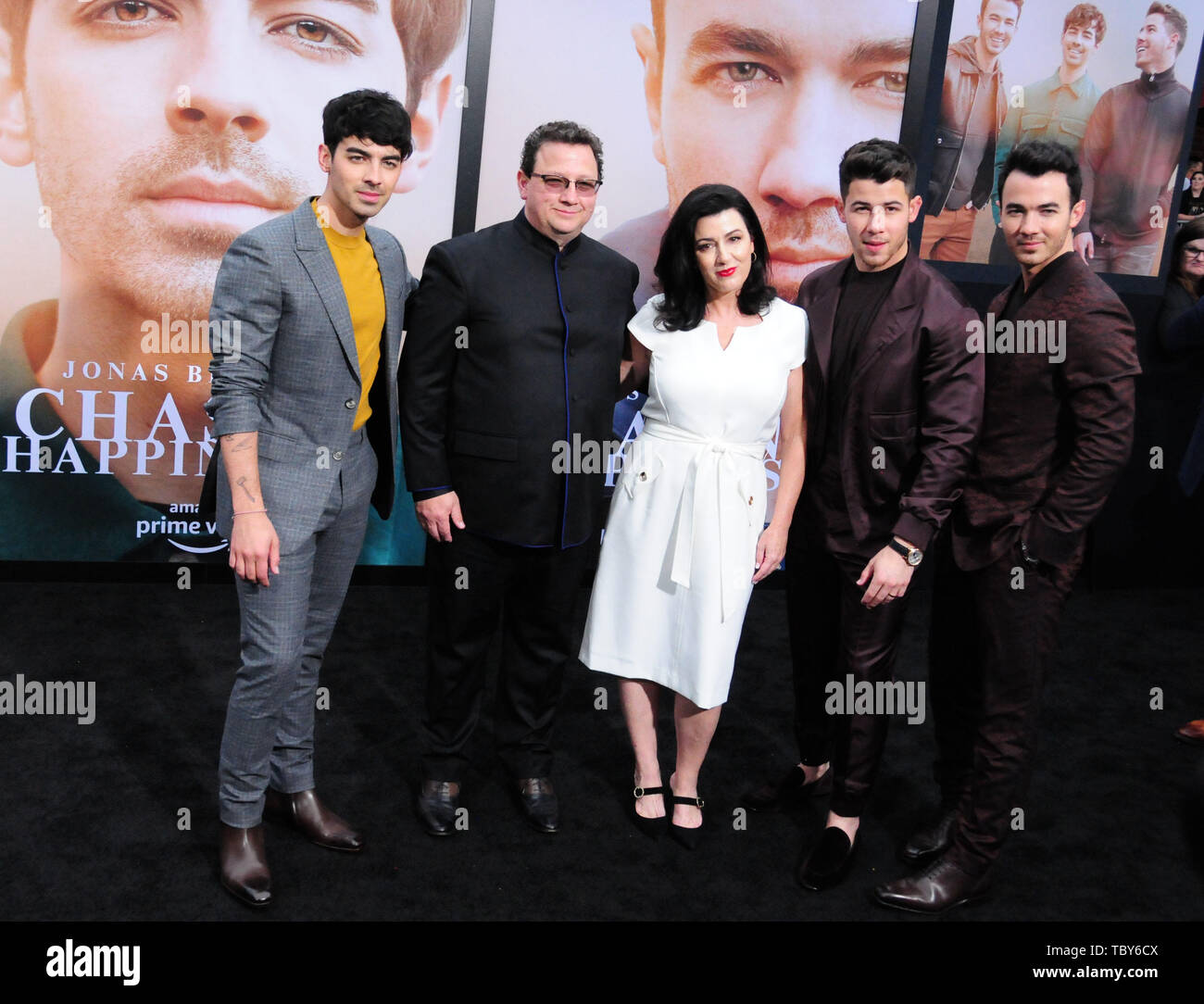 Los Angeles, California, STATI UNITI D'AMERICA del 3 giugno 2019 cantante Joe Jonas, padre Paolo Kevin Jonas Suor, madre Denise Miller Jonas, cantante Nick Jonas e cantante Kevin Jonas dei Jonas Brothers frequentare la Premiere mondiale di Jonas Brothers a caccia di felicità su Giugno 3, 2019 al Regency Bruin Theatre di Los Angeles, California, USA. Foto di Barry re/Alamy Live News Foto Stock