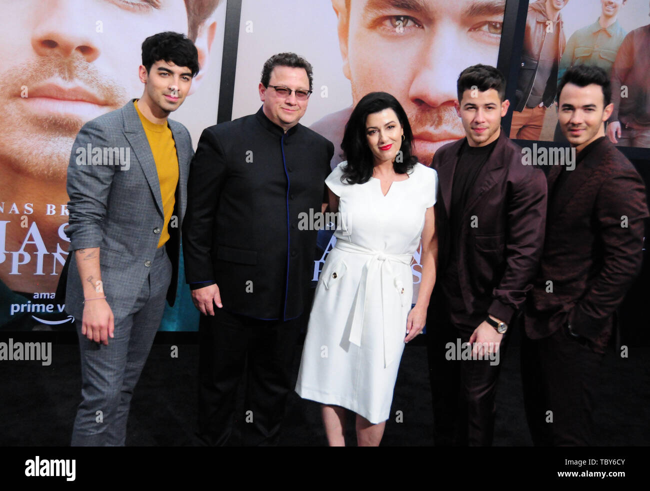 Los Angeles, California, STATI UNITI D'AMERICA del 3 giugno 2019 cantante Joe Jonas, padre Paolo Kevin Jonas Suor, madre Denise Miller Jonas, cantante Nick Jonas e cantante Kevin Jonas dei Jonas Brothers frequentare la Premiere mondiale di Jonas Brothers a caccia di felicità su Giugno 3, 2019 al Regency Bruin Theatre di Los Angeles, California, USA. Foto di Barry re/Alamy Live News Foto Stock