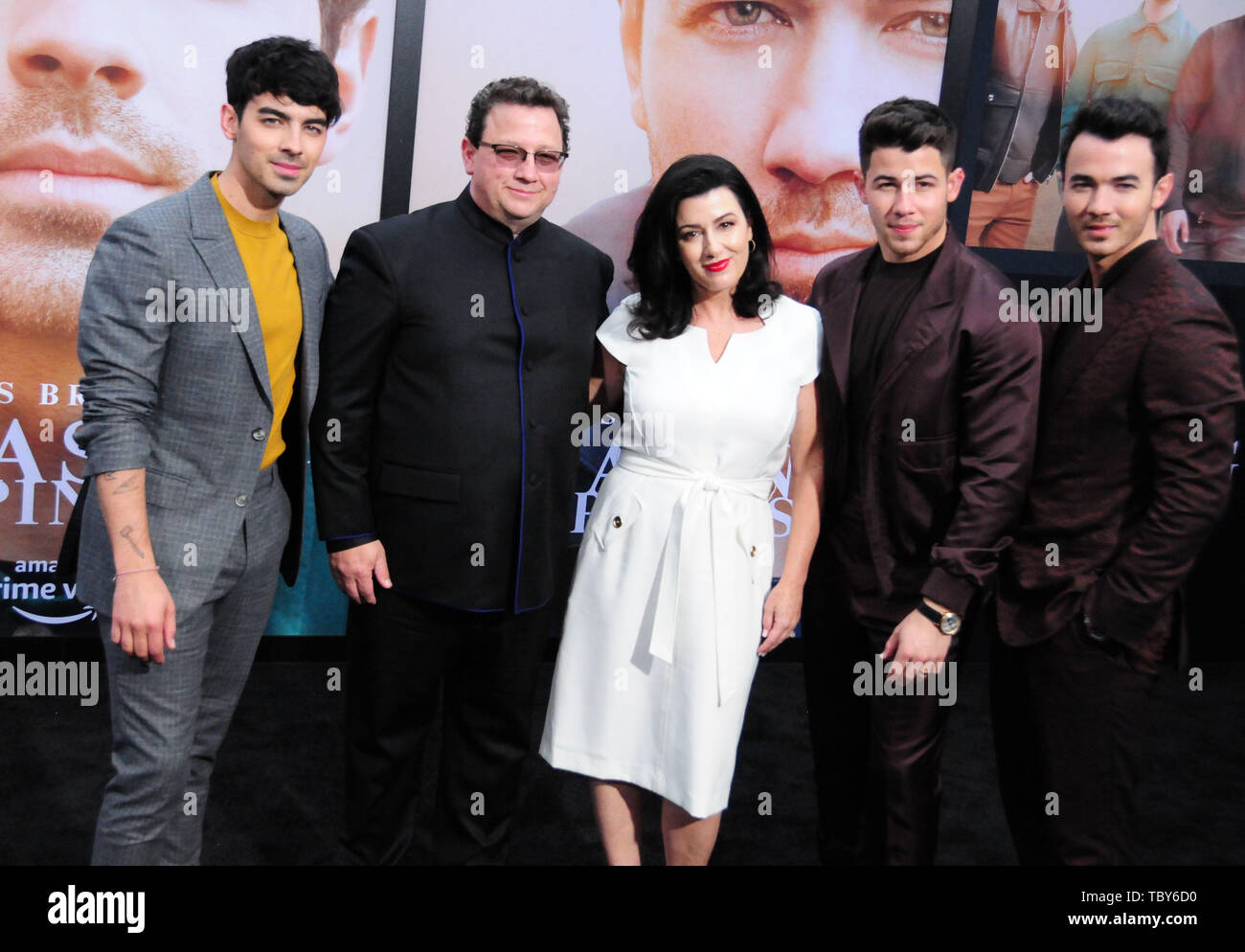 Los Angeles, California, STATI UNITI D'AMERICA del 3 giugno 2019 cantante Joe Jonas, padre Paolo Kevin Jonas Suor, madre Denise Miller Jonas, cantante Nick Jonas e cantante Kevin Jonas dei Jonas Brothers frequentare la Premiere mondiale di Jonas Brothers a caccia di felicità su Giugno 3, 2019 al Regency Bruin Theatre di Los Angeles, California, USA. Foto di Barry re/Alamy Live News Foto Stock