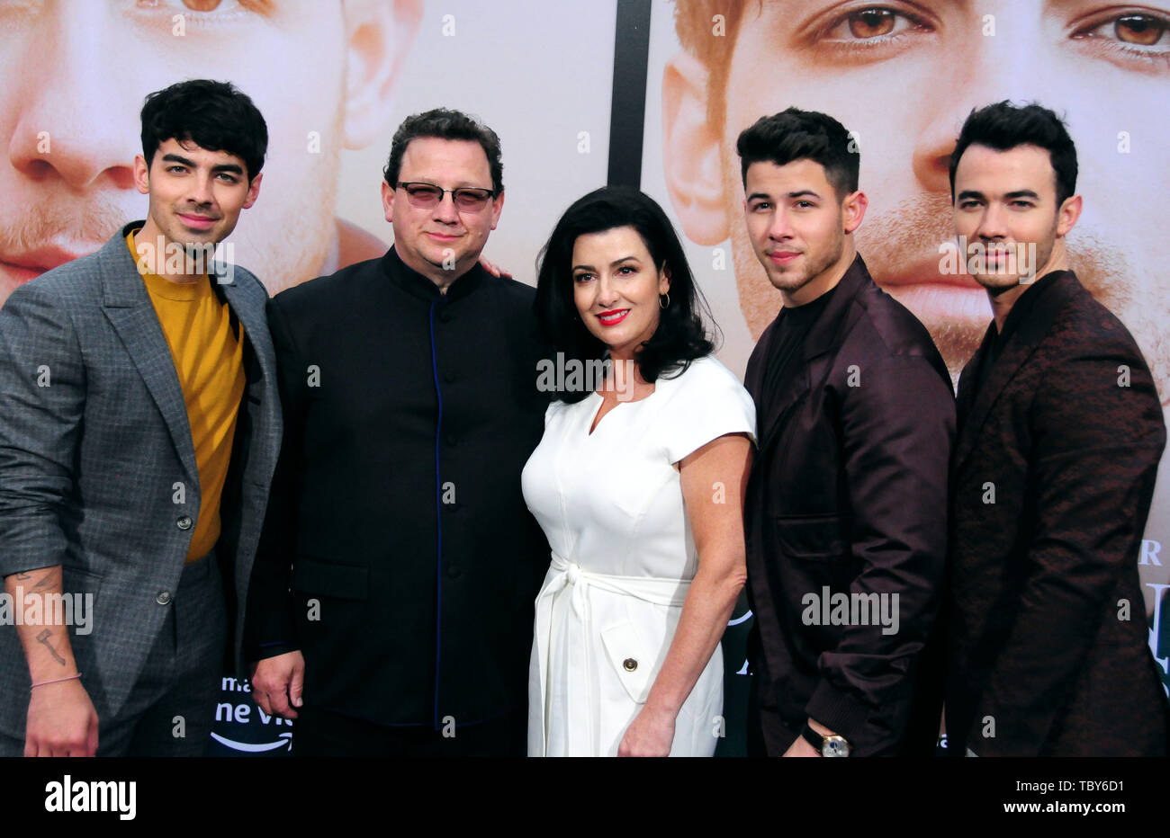 Los Angeles, California, STATI UNITI D'AMERICA del 3 giugno 2019 cantante Joe Jonas, padre Paolo Kevin Jonas Suor, madre Denise Miller Jonas, cantante Nick Jonas e cantante Kevin Jonas dei Jonas Brothers frequentare la Premiere mondiale di Jonas Brothers a caccia di felicità su Giugno 3, 2019 al Regency Bruin Theatre di Los Angeles, California, USA. Foto di Barry re/Alamy Live News Foto Stock