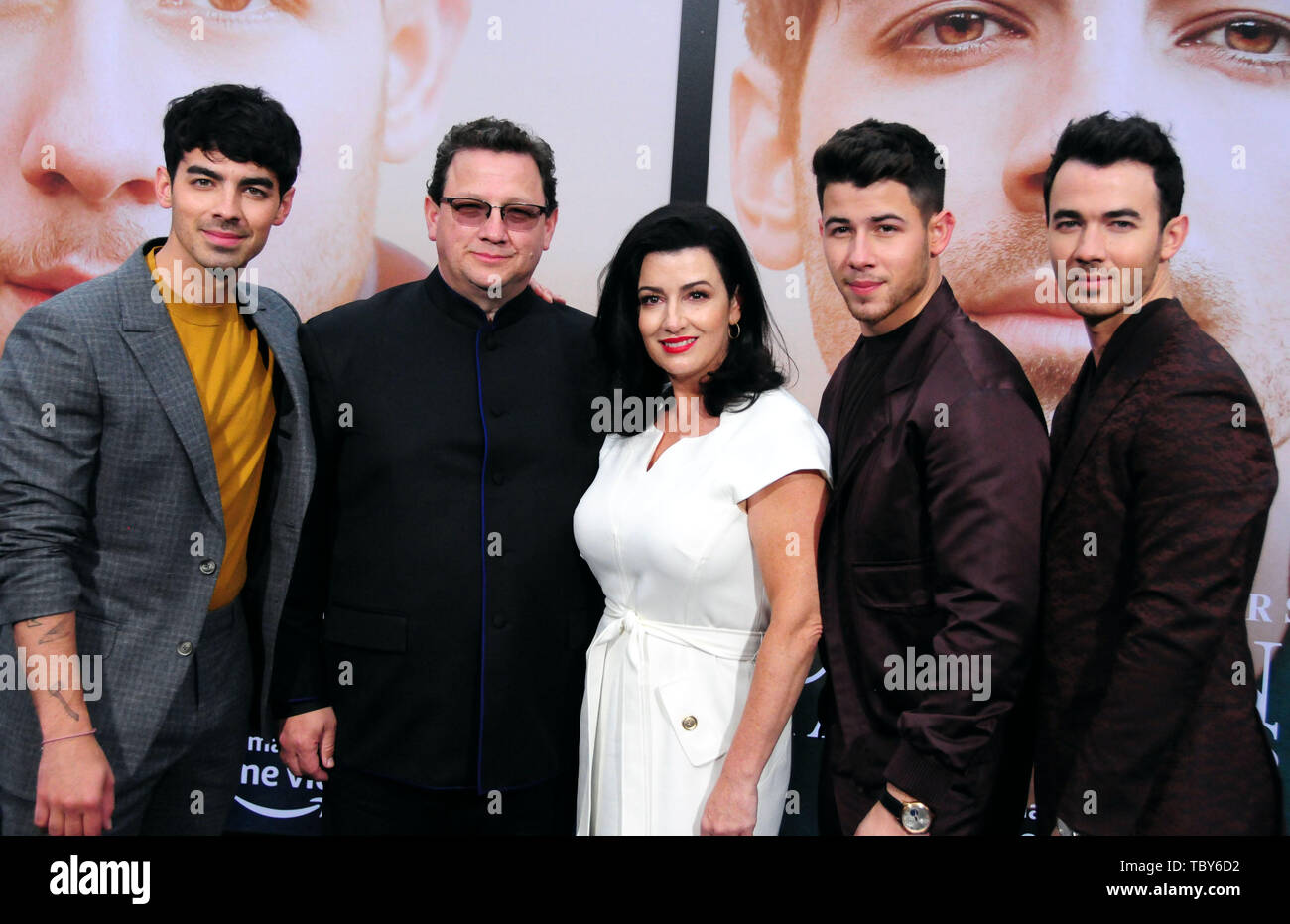 Los Angeles, California, STATI UNITI D'AMERICA del 3 giugno 2019 cantante Joe Jonas, padre Paolo Kevin Jonas Suor, madre Denise Miller Jonas, cantante Nick Jonas e cantante Kevin Jonas dei Jonas Brothers frequentare la Premiere mondiale di Jonas Brothers a caccia di felicità su Giugno 3, 2019 al Regency Bruin Theatre di Los Angeles, California, USA. Foto di Barry re/Alamy Live News Foto Stock