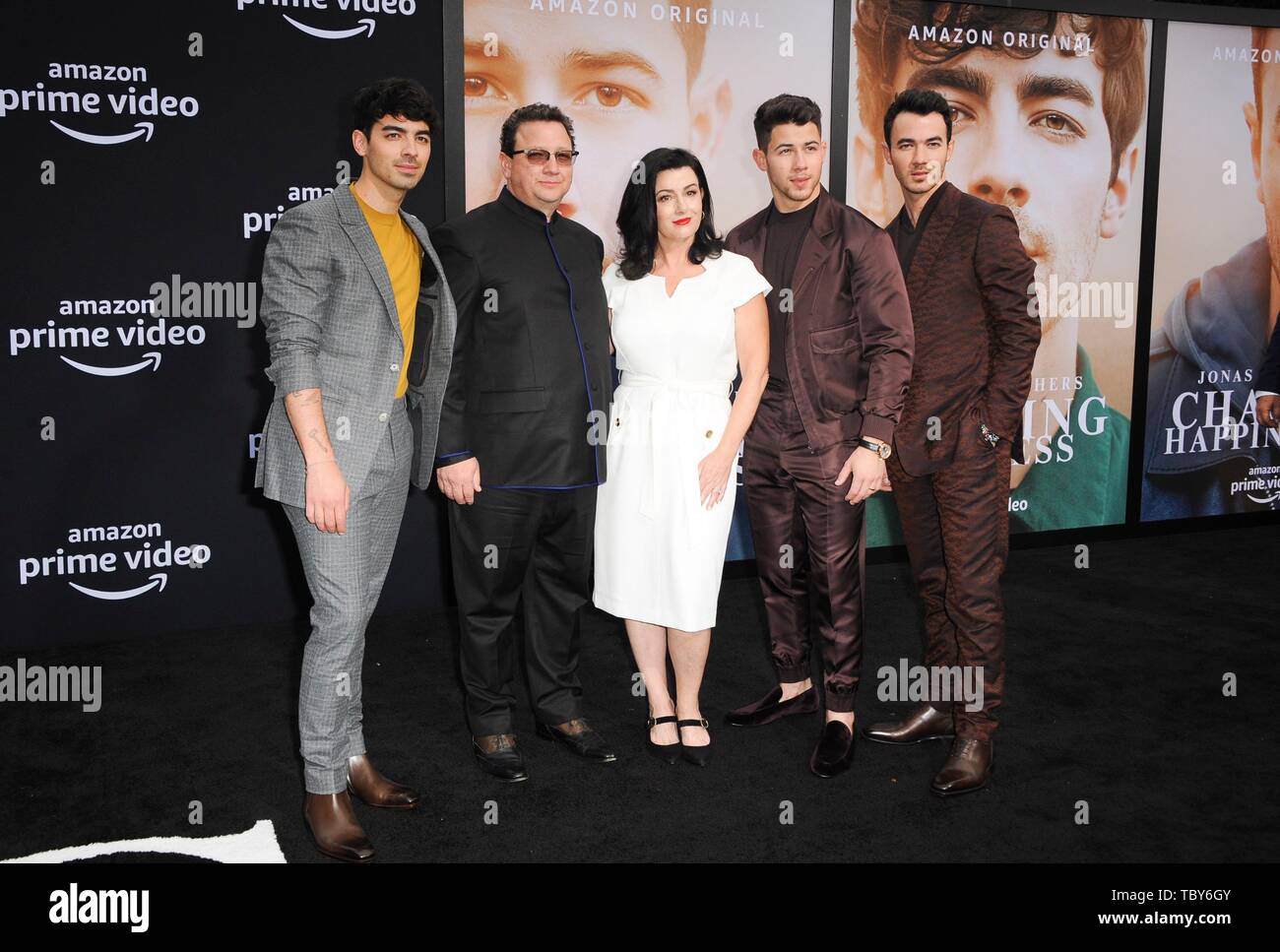 Los Angeles, CA, Stati Uniti d'America. Il 3 giugno, 2019. Kevin Jonas Joe Jonas, Nick Jonas, Paul Kevin Jonas Sr, Denise Miller-Jonas presso gli arrivi per Jonas Brothers' a caccia di felicità Premiere, Regency Bruin Theatre, Los Angeles, CA Giugno 3, 2019. Credito: Elizabeth Goodenough/Everett raccolta/Alamy Live News Foto Stock