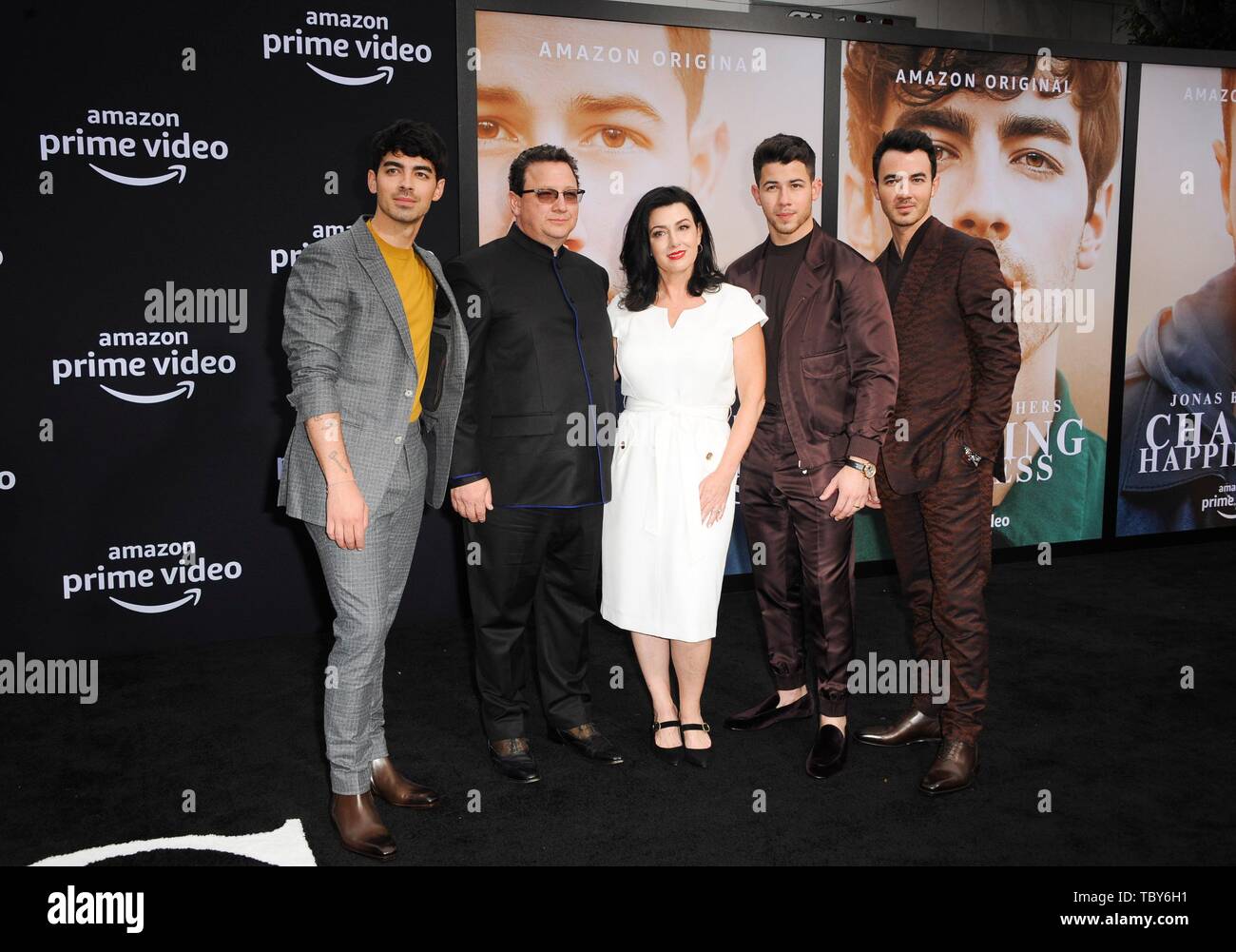 Los Angeles, CA, Stati Uniti d'America. Il 3 giugno, 2019. Kevin Jonas Joe Jonas, Nick Jonas, Paul Kevin Jonas Sr, Denise Miller-Jonas presso gli arrivi per Jonas Brothers' a caccia di felicità Premiere, Regency Bruin Theatre, Los Angeles, CA Giugno 3, 2019. Credito: Elizabeth Goodenough/Everett raccolta/Alamy Live News Foto Stock
