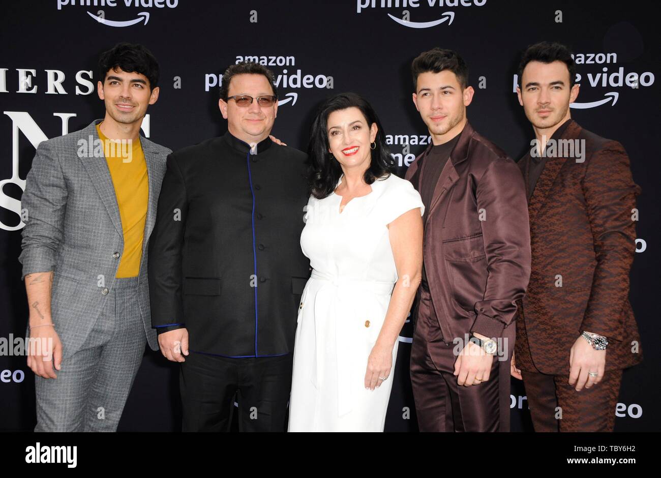 Los Angeles, CA, Stati Uniti d'America. Il 3 giugno, 2019. Kevin Jonas Joe Jonas, Nick Jonas, Paul Kevin Jonas Sr, Denise Miller-Jonas presso gli arrivi per Jonas Brothers' a caccia di felicità Premiere, Regency Bruin Theatre, Los Angeles, CA Giugno 3, 2019. Credito: Elizabeth Goodenough/Everett raccolta/Alamy Live News Foto Stock