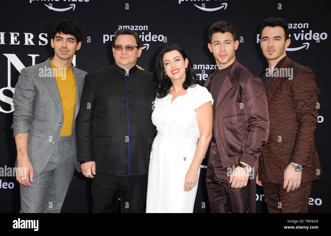 Los Angeles, CA, Stati Uniti d'America. Il 3 giugno, 2019. Kevin Jonas Joe Jonas, Nick Jonas, Paul Kevin Jonas Sr, Denise Miller-Jonas presso gli arrivi per Jonas Brothers' a caccia di felicità Premiere, Regency Bruin Theatre, Los Angeles, CA Giugno 3, 2019. Credito: Elizabeth Goodenough/Everett raccolta/Alamy Live News Foto Stock