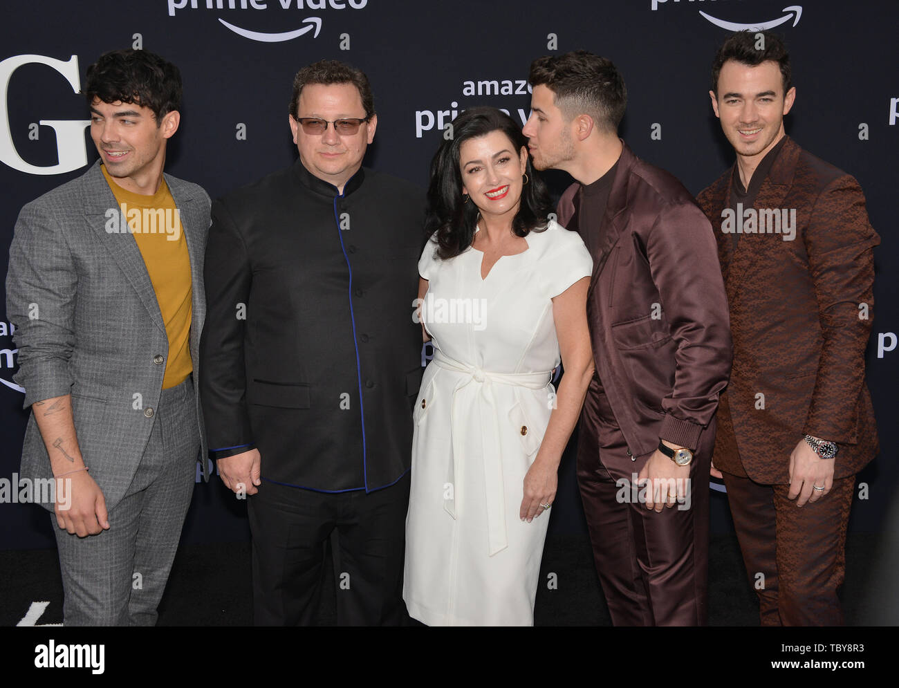 Los Angeles, Stati Uniti d'America. 04 Giugno, 2019. Joe Jonas, Paul Kevin Jonas Sr, Denise Miller-Jonas, Nick Jonas e Kevin Jonas 120 arriva alla premiere di perfezione del Amazon Video a caccia di felicità al Regency Bruin Theatre su Giugno 03, 2019 a Los Angeles, California. Credito: Tsuni/USA/Alamy Live News Foto Stock