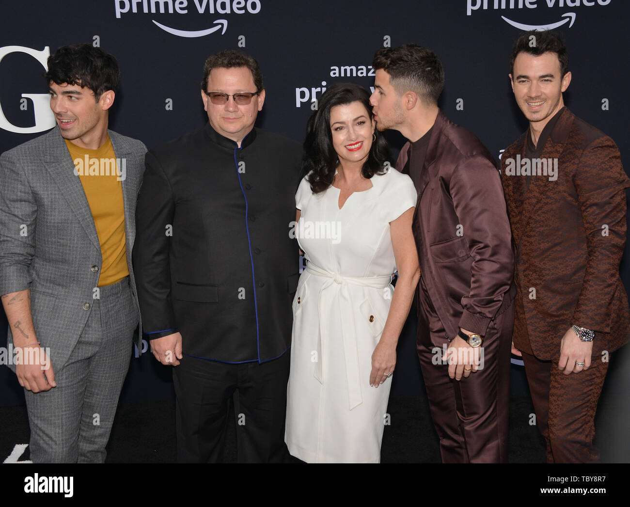 Los Angeles, Stati Uniti d'America. 04 Giugno, 2019. Joe Jonas, Paul Kevin Jonas Sr, Denise Miller-Jonas, Nick Jonas e Kevin Jonas 121 arriva alla premiere di perfezione del Amazon Video a caccia di felicità al Regency Bruin Theatre su Giugno 03, 2019 a Los Angeles, California. Credito: Tsuni/USA/Alamy Live News Foto Stock