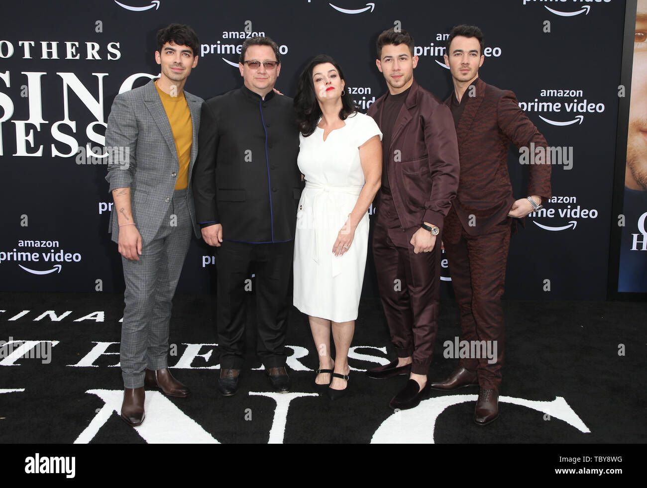 Los Angeles, Ca, Stati Uniti d'America. Il 3 giugno, 2019. Joe Jonas, Paul Kevin Jonas, Sr., Denise Miller-Jonas, Nick Jonas, Kevin Jonas, alla prima Mondiale di Jonas Brothers' a caccia di felicità al Regency Bruin Theatre di Los Angeles, la California il 3 giugno 2019. Credito: Faye Sadou/media/punzone Alamy Live News Foto Stock