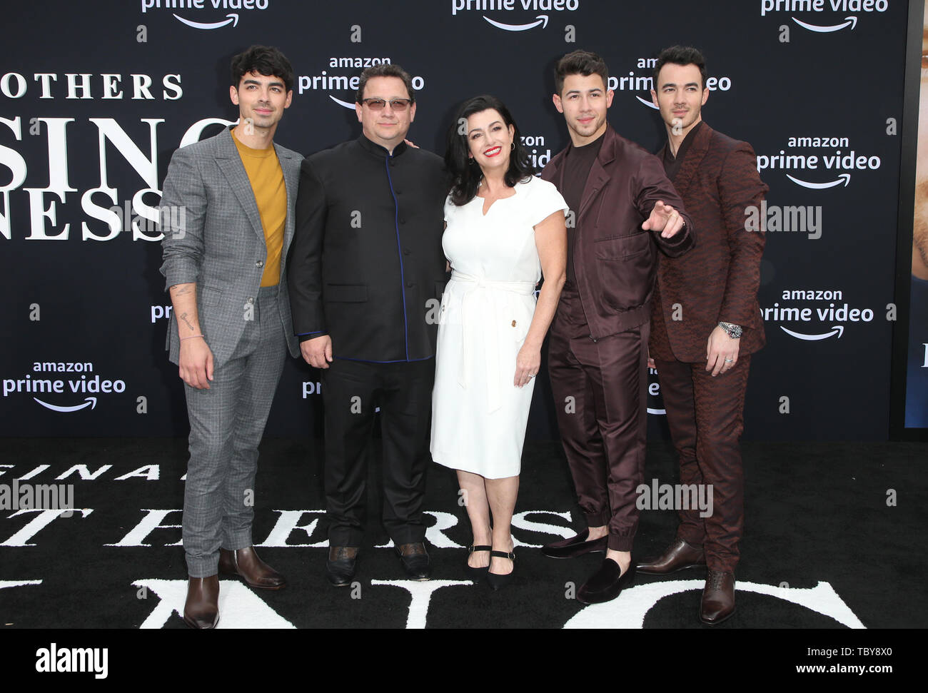 Los Angeles, Ca, Stati Uniti d'America. Il 3 giugno, 2019. Joe Jonas, Paul Kevin Jonas, Sr., Denise Miller-Jonas, Nick Jonas, Kevin Jonas, alla prima Mondiale di Jonas Brothers' a caccia di felicità al Regency Bruin Theatre di Los Angeles, la California il 3 giugno 2019. Credito: Faye Sadou/media/punzone Alamy Live News Foto Stock