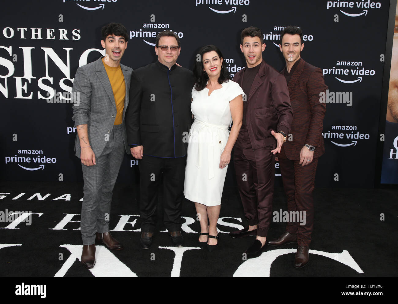 Los Angeles, Ca, Stati Uniti d'America. Il 3 giugno, 2019. Joe Jonas, Paul Kevin Jonas, Sr., Denise Miller-Jonas, Nick Jonas, Kevin Jonas, alla prima Mondiale di Jonas Brothers' a caccia di felicità al Regency Bruin Theatre di Los Angeles, la California il 3 giugno 2019. Credito: Faye Sadou/media/punzone Alamy Live News Foto Stock