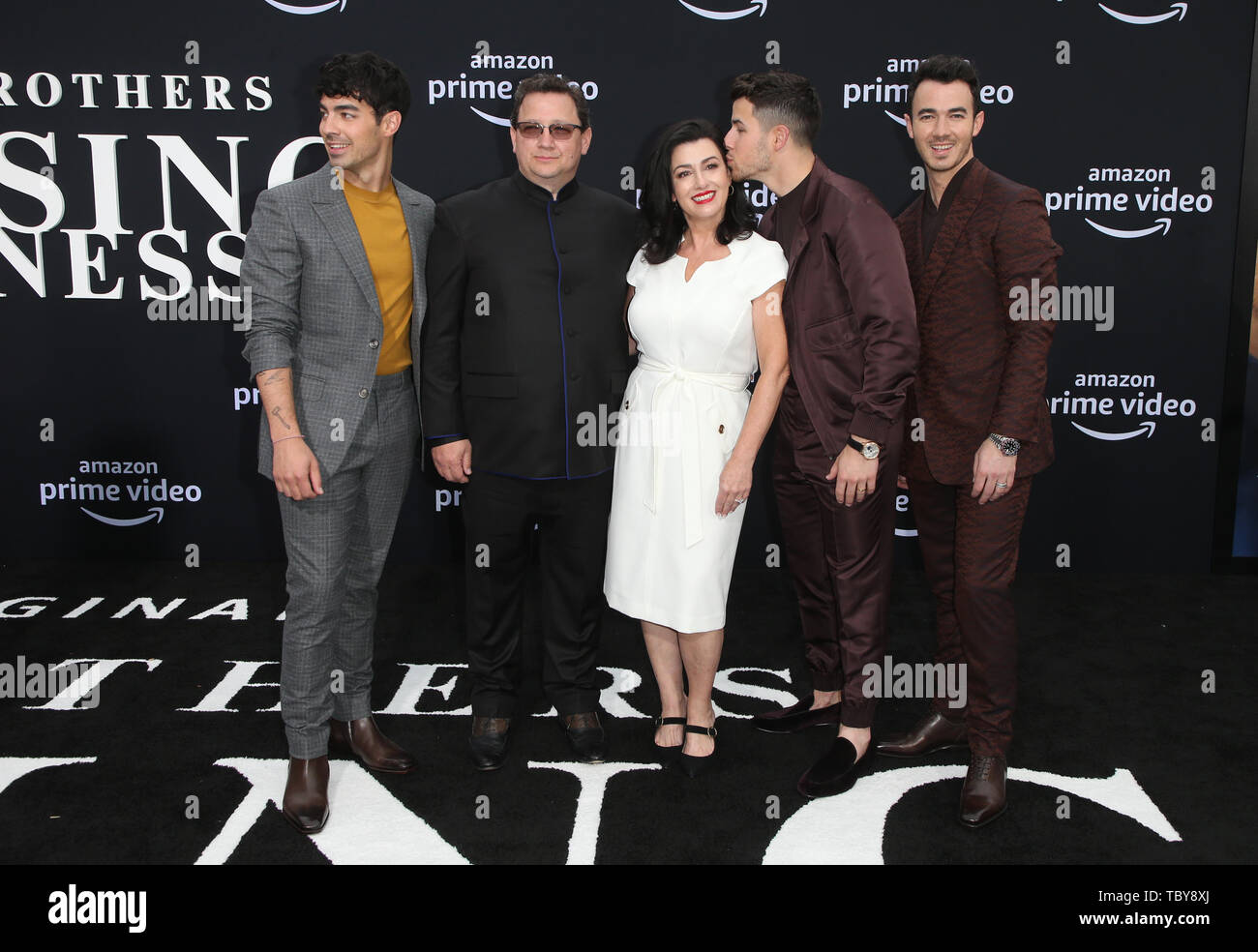 Los Angeles, Ca, Stati Uniti d'America. Il 3 giugno, 2019. Joe Jonas, Paul Kevin Jonas, Sr., Denise Miller-Jonas, Nick Jonas, Kevin Jonas, alla prima Mondiale di Jonas Brothers' a caccia di felicità al Regency Bruin Theatre di Los Angeles, la California il 3 giugno 2019. Credito: Faye Sadou/media/punzone Alamy Live News Foto Stock