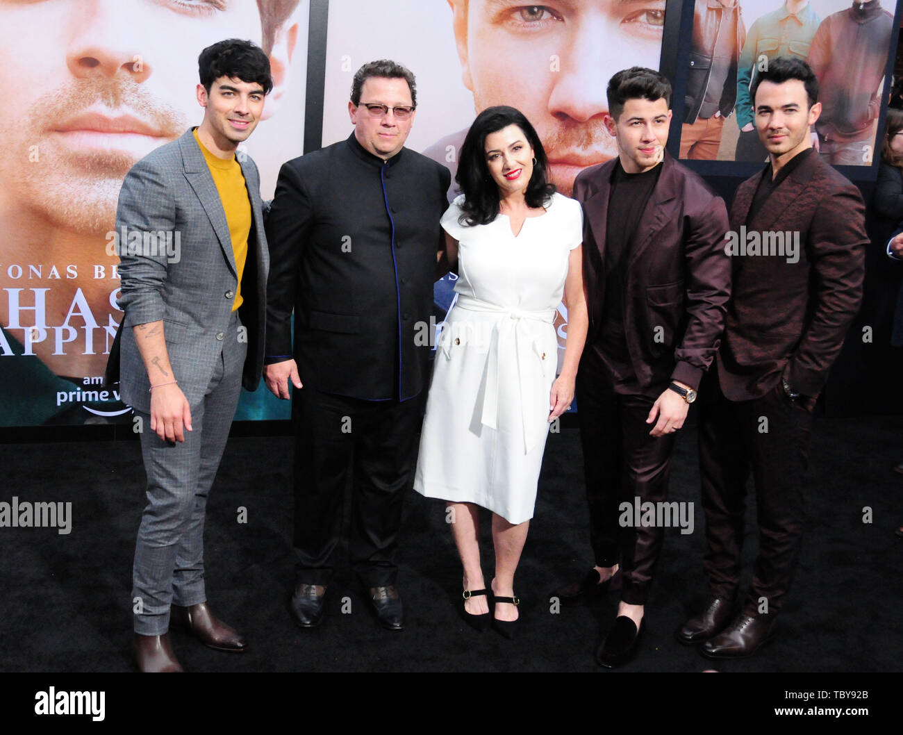 Los Angeles, California, STATI UNITI D'AMERICA del 3 giugno 2019 cantante Joe Jonas, padre Paolo Kevin Jonas Suor, madre Denise Miller Jonas, cantante Nick Jonas e cantante Kevin Jonas dei Jonas Brothers frequentare la Premiere mondiale di Jonas Brothers a caccia di felicità su Giugno 3, 2019 al Regency Bruin Theatre di Los Angeles, California, USA. Foto di Barry re/Alamy Live News Foto Stock