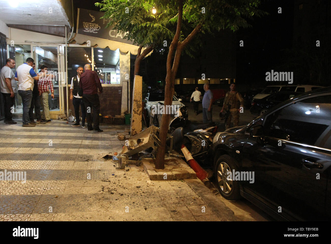 Beirut, Libano. Il 4 giugno, 2019. Gli investigatori di lavoro presso il sito di attacco in una strada a Tripoli, nel nord del Libano, il 4 giugno 2019. Tre membri dei libanesi forza di sicurezza sono stati uccisi e un civile è stato ferito il lunedì in attacchi armati a Tripoli. Credito: Khalid/Xinhua/Alamy Live News Foto Stock