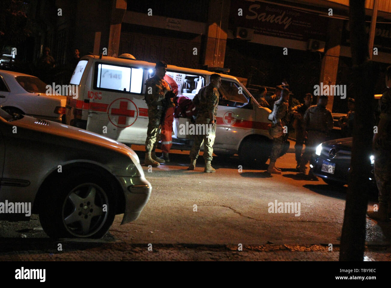 Beirut, Libano. Il 4 giugno, 2019. Ispezionare i soldati vetture al sito di attacco in una strada a Tripoli, nel nord del Libano, il 4 giugno 2019. Tre membri dei libanesi forza di sicurezza sono stati uccisi e un civile è stato ferito il lunedì in attacchi armati a Tripoli. Credito: Khalid/Xinhua/Alamy Live News Foto Stock